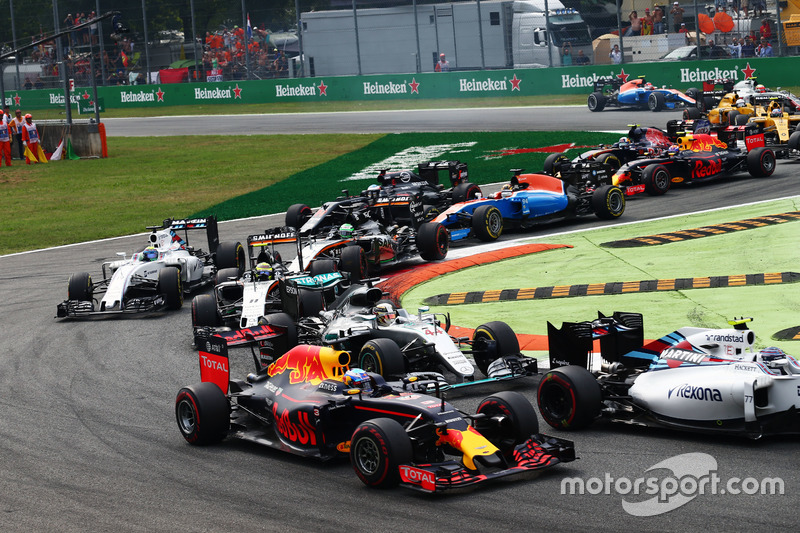 Daniel Ricciardo, Red Bull Racing RB12 and Lewis Hamilton, Mercedes AMG F1 W07 Hybrid at the start o