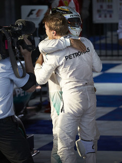 Ganador Nico Rosberg, Mercedes AMG F1 Team, y el segundo lugar Lewis Hamilton, Mercedes AMG F1 Team