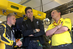 Kevin Magnussen, Renault Sport F1 Team, Esteban Ocon, Renault Sport F1 Team et Frédéric Vasseur, Directeur de la Compétition de Renault Sport F1 Team