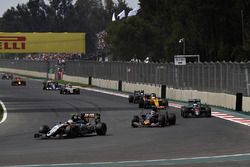 Sergio Perez, Sahara Force India F1 VJM09, Carlos Sainz Jr., Scuderia Toro Rosso STR11