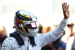 Lewis Hamilton, Mercedes AMG F1 wuift naar de fans na het behalen van de pole-position