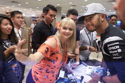 Lewis Hamilton, Mercedes AMG F1 con fans