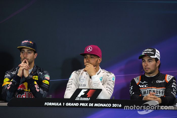 La post conferencia de prensa FIA (izquierda a derecha): Daniel Ricciardo, Red Bull Racing, segundo; Lewis Hamilton, Mercedes AMG F1, ganador de la carrera; Sergio Perez, Sahara Force India F1, tercera