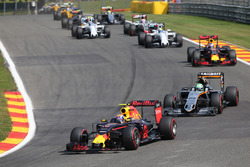 Max Verstappen, Red Bull Racing RB12 con un ala delantera dañado en el inicio de la carrera