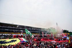 El podio: segundo lugar Lewis Hamilton, Mercedes AMG F1; Ganador de la carrera Nico Rosberg, Mercede