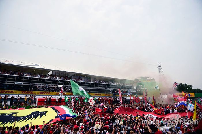 El podio: segundo lugar Lewis Hamilton, Mercedes AMG F1; Ganador de la carrera Nico Rosberg, Mercedes AMG F1; tercer lugar Sebastian Vettel, Ferrari