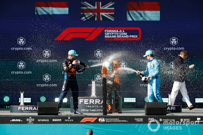 Max Verstappen, Red Bull Racing, 2e position, Lando Norris, McLaren F1 Team, 1re position, Charles Leclerc, Scuderia Ferrari, 3e position, célèbrent sur le podium avec du champagne.