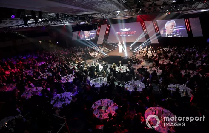 Natalie Pinkham, Sky TV, e Tom Clarkson sul palco