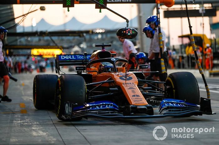 Carlos Sainz Jr., McLaren MCL34, en pit stop