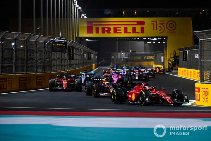 Charles Leclerc, Ferrari F1-75, Max Verstappen, Red Bull Racing RB18, Carlos Sainz Jr., Ferrari F1-75, y el resto de la parrilla