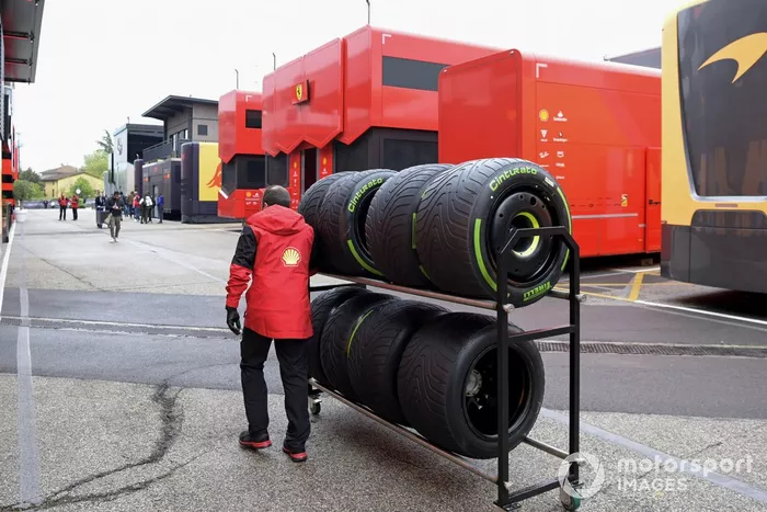 Miembro del equipo Ferrari trasladando neumáticos de Pirelli