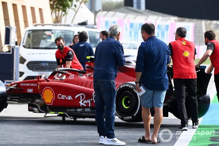 Damon Hill, Sky TV, Ted Kravitz, Sky TV, inspeccionan el Ferrari F1-75 