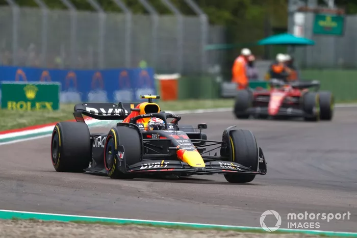 Sergio Pérez, Red Bull Racing RB18, Charles Leclerc, Ferrari F1-75