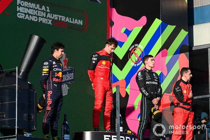 Sergio Pérez, Red Bull Racing, segundo, Charles Leclerc, Ferrari, ganador, George Russell, Mercedes-AMG, tercero, en el podio