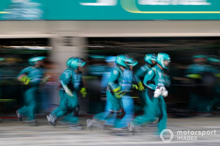 El equipo de boxes de Aston Martin entra en acción