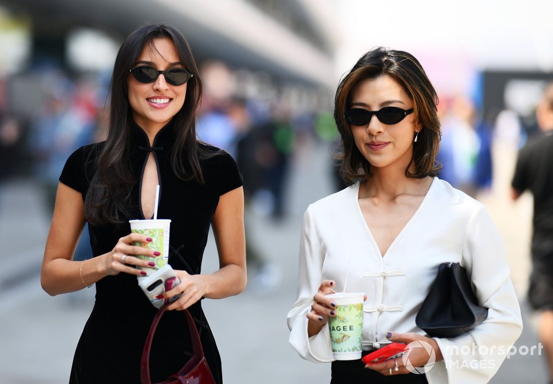 Alexandra Saint Mleux i Lily Muni Spacer po padoku 