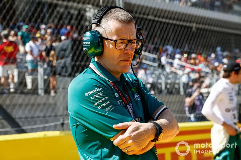 Andy Cowell, PDG du groupe Aston Martin F1 Team, sur la grille de départ 