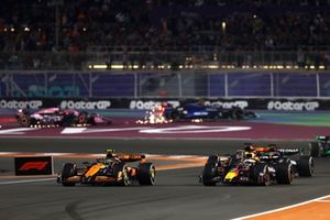 Max Verstappen, Red Bull Racing RB20, lucha con Lando Norris, McLaren MCL38, por el liderato de la carrera.