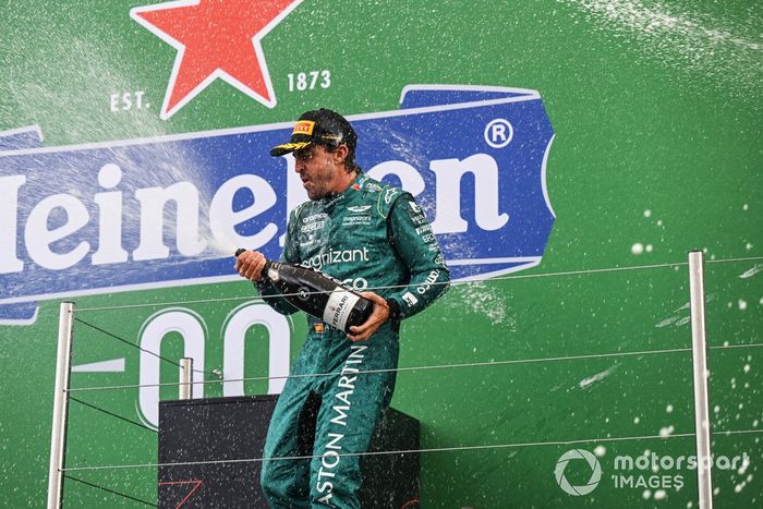 Fernando Alonso, Aston Martin F1 Team, 2ª posición, rocía Champán en el podio