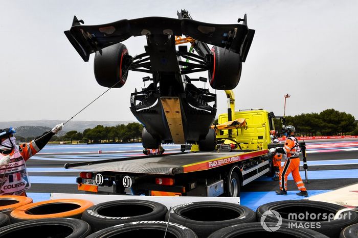 El coche dañado de Yuki Tsunoda, AlphaTauri AT02, es retirado