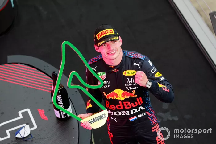 Podio: ganador de la carrera Max Verstappen