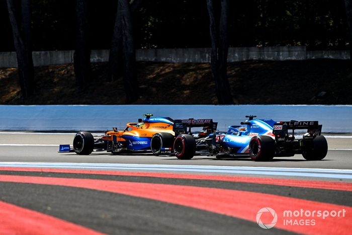 Lando Norris, McLaren MCL35M, Fernando Alonso, Alpine A521
