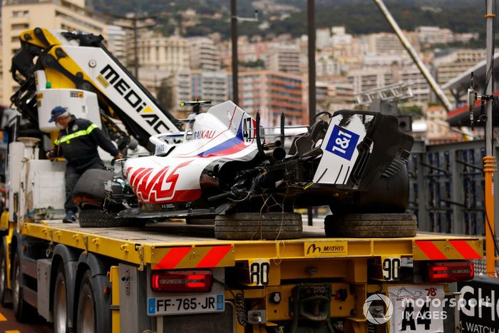 El coche dañado de Mick Schumacher, Haas VF-21, en una grúa