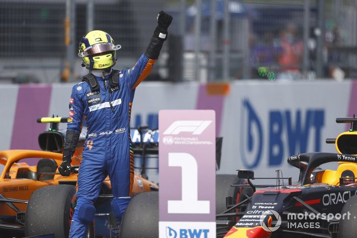 Segundo puesto Lando Norris, McLaren, celebra en Parc Ferme