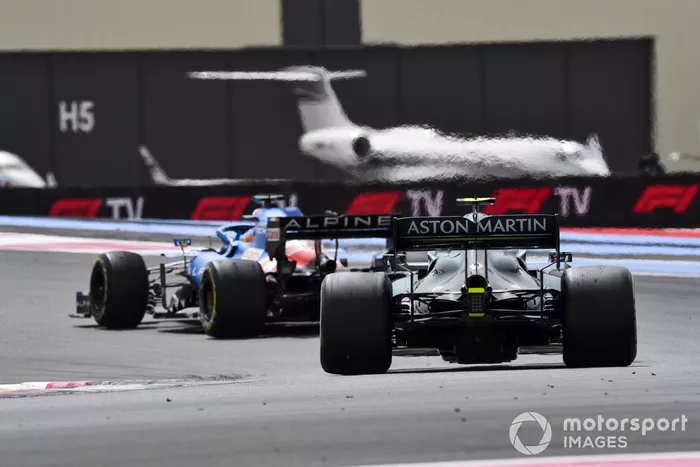 Fernando Alonso, Alpine A521, Sebastian Vettel, Aston Martin AMR21