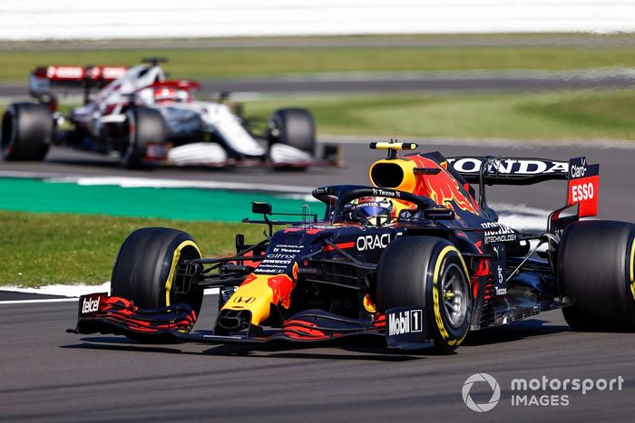 Sergio Pérez, Red Bull Racing RB16B, Kimi Raikkonen, Alfa Romeo Racing C41