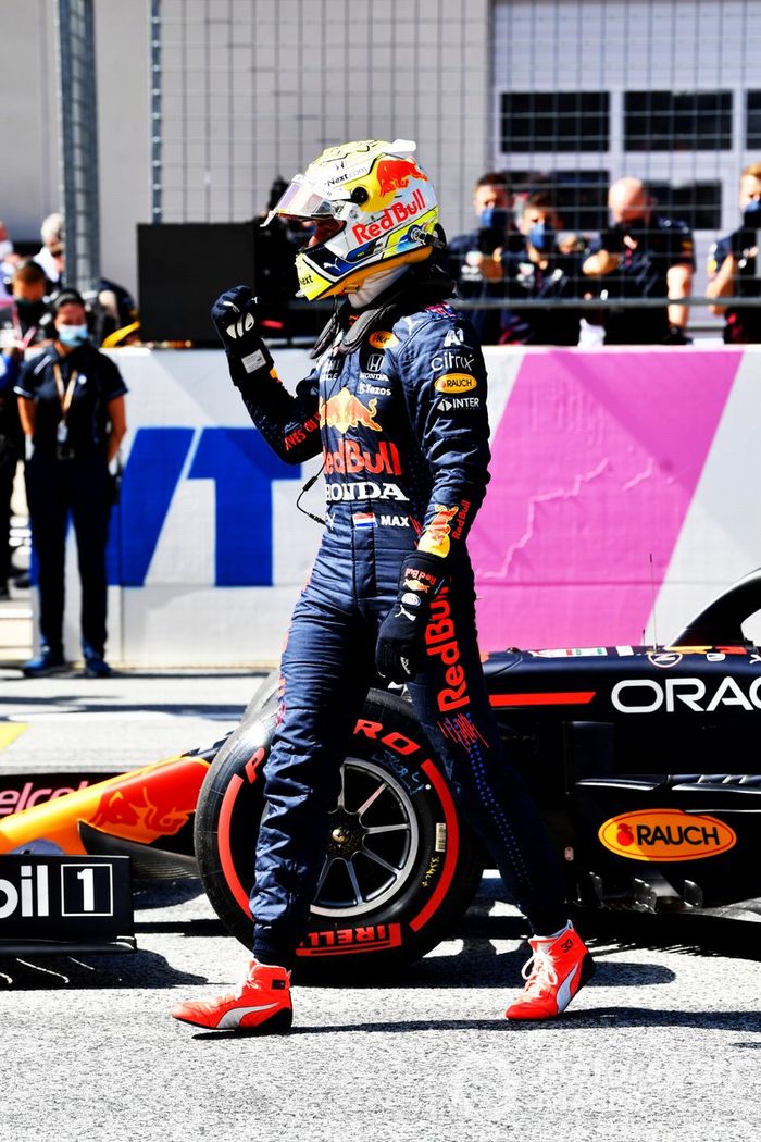 Ganador de la pole Max Verstappen, Red Bull Racing en Parc Ferme