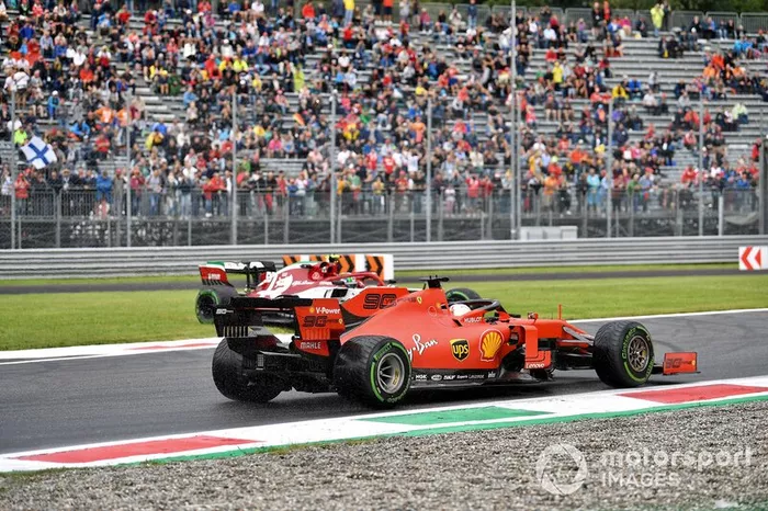 Sebastian Vettel, Ferrari SF90, sorpassa Antonio Giovinazzi, Alfa Romeo Racing C38, che è uscito di pista