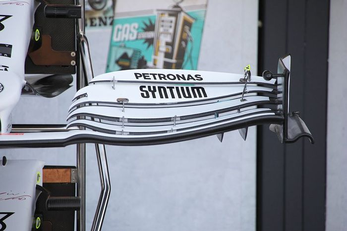 Detalle del alerón delantero del Mercedes AMG F1 W10