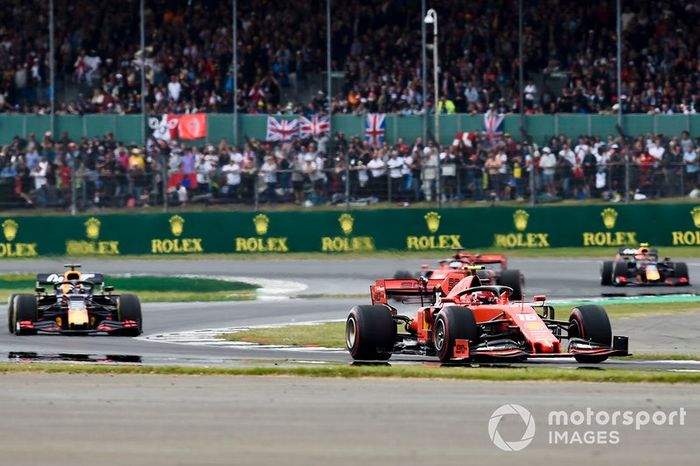 Charles Leclerc, Ferrari SF90, lidera Max Verstappen, Red Bull Racing RB15