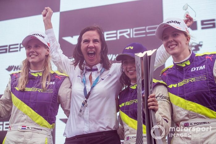 Beitske Visser, Catherine Bond Muir,  Jamie Chadwick y Alice Powell en el podio