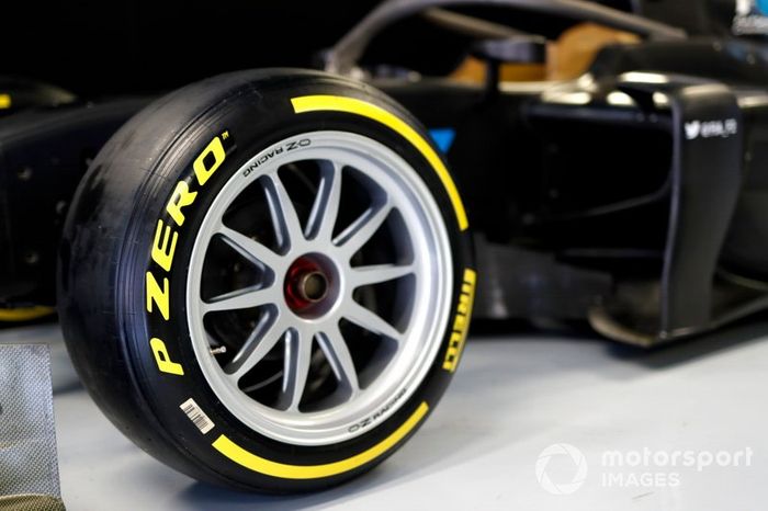 Jean Alesi testa i nuovi pneumatici della Pirelli da 18 inch per la prossima stagione in F2