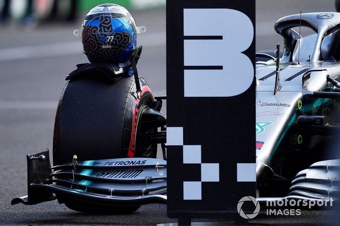 El casco de Valtteri Bottas, Mercedes AMG F1, sobre la rueda de su monoplaza después de la calificación