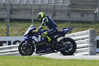 Valentino Rossi, Yamaha Factory Racing, met een kapotte ketting