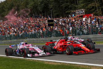 Esteban Ocon, Racing Point Force India VJM11, Sebastian Vettel, Ferrari SF71H, Lewis Hamilton, Mercedes AMG F1 W09 e Sergio Perez, Racing Point Force India VJM11, in battaglia nel primo giro
