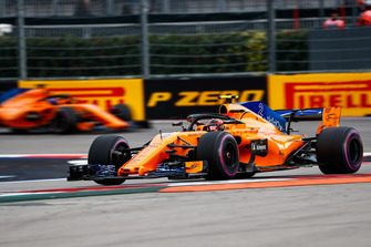 Stoffel Vandoorne, McLaren MCL33, devant Fernando Alonso, McLaren MCL33