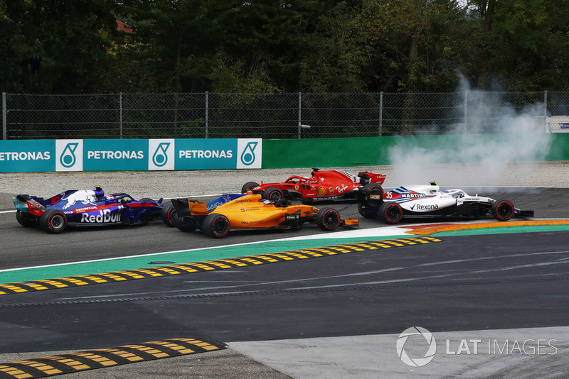 Sebastian Vettel, Ferrari SF71H trompea tras tocarse con Lewis Hamilton, Mercedes AMG F1 W09 en la primera vuelta del GP de Italia