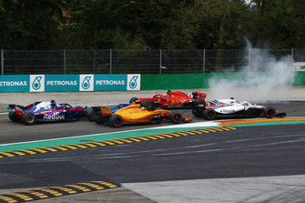 Sebastian Vettel, Ferrari SF71H trompea tras tocarse con Lewis Hamilton, Mercedes AMG F1 W09 en la primera vuelta del GP de Italia