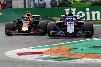 Daniel Ricciardo, Red Bull Racing RB14, and Pierre Gasly, Toro Rosso STR13, go wheel-to-wheel