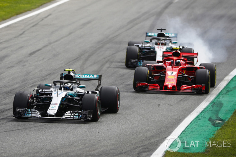 Valtteri Bottas, Mercedes AMG F1 W09, Kimi Raikkonen, Ferrari SF71H, y Lewis Hamilton, Mercedes AMG F1 W09