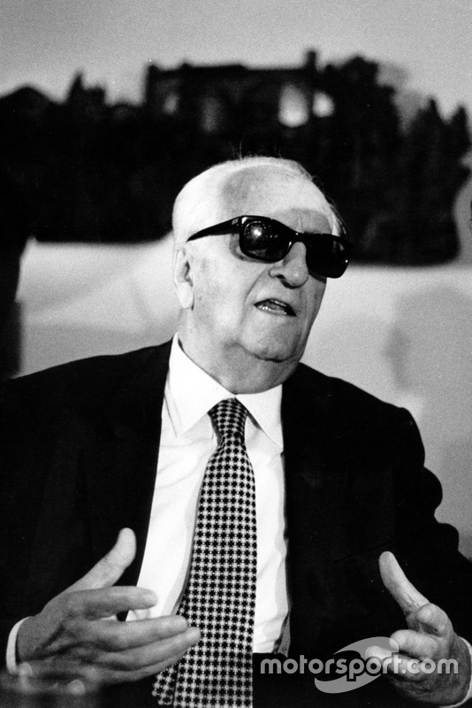 Enzo Ferrari répond aux journalistes durant la conférence de presse de fin d'année en 1982