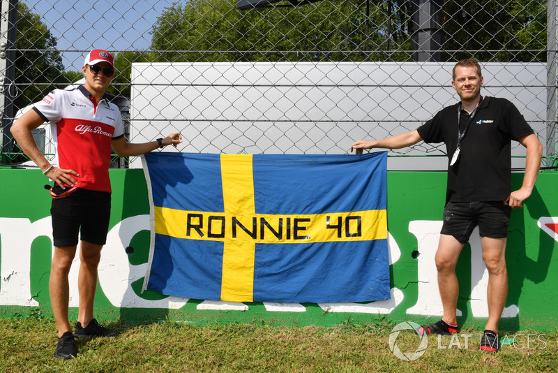 Marcus Ericsson, Alfa Romeo Sauber F1 Team avec un drapeau pour les 40 ans de la mort de Ronnie Peterson