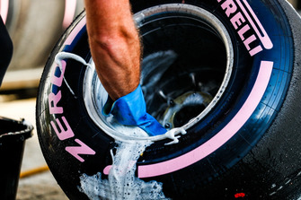 Pirelli Hypersoft lastiği yıkanıyor