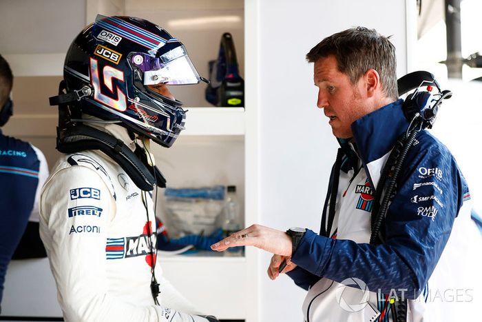 Lance Stroll, Williams Racing, habla con Rob Smedley, jefe de rendimiento del vehículo, Williams Martini Racing