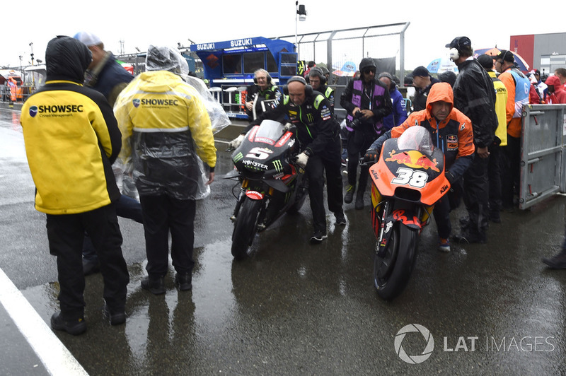 Motos empujadas fuera de la parrilla