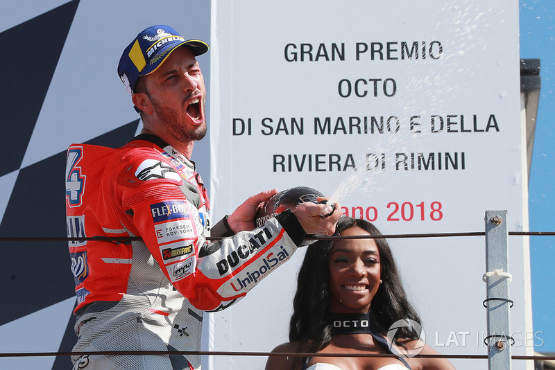 Andrea Dovizioso: “Não achei que pudesse vencer desta maneira. Fizemos tudo perfeito. Desde o teste, nós trabalhamos muito bem. Chegamos aqui com uma base muito boa. Encontramos uma condição muito difícil aqui neste final de semana, mas nossa base agora é boa.”